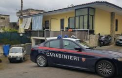 Sant’Antonio Abate verbarrikadiert sich im Haus und droht, es in die Luft zu sprengen: Die Carabinieri vermeiden ein Massaker