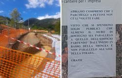 Bei der Arbeit in Montale di Marola erscheint ein Schild mit der Aufschrift „Wir haben verstanden, dass Sie keine Wabenparkplätze machen wollen …“