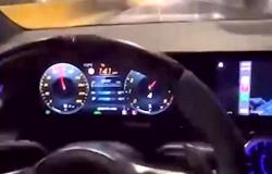 Neapel, der Autofahrer, der sich selbst filmt, während er mit 200 Kilometern Geschwindigkeit durch die Innenstadt rast