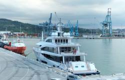 Eine Luxus-Megayacht im Hafen von Ancona: auch ein Fitnessstudio und ein Strandclub im Inneren – Nachrichten Ancona-Osimo – CentroPagina