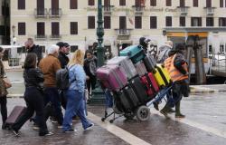 Venedig, erster Tag der Eintrittskarte. Proteste vor den Pavillons und 15.000 zahlende Touristen
