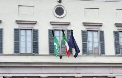 Die trauernden Fahnen, das Rathaus in Schweigen gehüllt: Castellanza verarbeitet den Verlust „seines“ Bürgermeisters