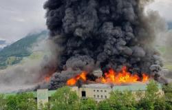 Brand in Bozen, Flammen in der Alpitronic-Zentrale. Die Provinz: „Keine gefährlichen Stoffe im Spiel“