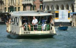 Mutter mit kleinem Kind tritt Touristen in Venedig, Schlägerei im Vaporetto
