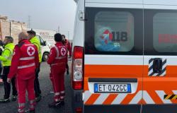 Lkw-Unfall auf der Autobahn A21 in Piacenza, ein Toter und sieben Betrunkene: Lkw transportierte Paraessigsäure