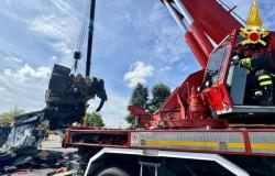 Piacenza, LKW voller Säure prallt auf Auto: LKW-Fahrer aus Pavia stirbt, 7 Personen betrunken