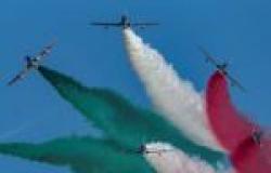 Die Akrobatik der Frecce Tricolori am Himmel von Trani am 5.12
