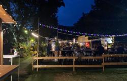 Sommer: Sant’Agostino-Park in der Città Alta Shops Community und Goisis im Tassino Cafè