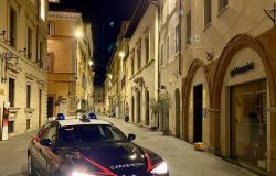 Er schnappt sich eine ältere Frau und lässt sie zu Boden fallen, die Carabinieri berichten von einem 30-Jährigen