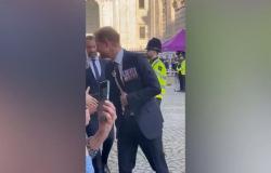Menschenmenge für Prinz Harry in London: König Charles verweigert ihm das Treffen, aber er übt „Rache“, bevor er nach London zurückkehrt – Das EXKLUSIVE VIDEO
