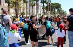 Durch die Straßen des Zentrums von Bari findet die Maiprozession mit Studenten statt, inklusive Musik, Animation und farbenfrohen künstlerischen Kreationen am 14. Mai 2024