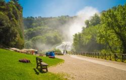 Mit dem Motorrad auf der Strada delle Acque den bezauberndsten Wasserfall Umbriens entdecken