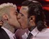 Sanremo 2023, der leidenschaftliche Kuss zwischen Rosa Chemical und Fedez, während der Aufführung auf die Bühne gezogen – Das Video