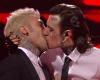 Rosa Chemical küsst Fedez während des Finales von Sanremo