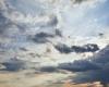 Wetter in Agrigent: Morgen, Montag, 15. April, bewölkt aufgrund von Wolken, starke Windböen erwartet.