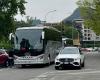 Como, die Touristenbusse, die die Verbote schön ignorieren: immer noch wildes Parken vor dem Stadion
