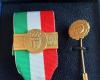 Die Goldmedaille für sportliche Tapferkeit wurde von CONI im Gedenken an Fabrizio Meoni verliehen