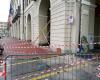 Seit über zwei Jahren Barrikaden vor dem Gericht: „Aufwändiger Prozess zur Neuordnung der Fassade“