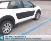 Marina di Modica, hundert neue Parkplätze. In den blauen Streifen
