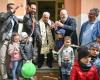 Sant’Agata sul Santerno. Über 200 Menschen besuchten den Kindergarten Azzaroli, um die Wiedereröffnung nach der Flut zu feiern. Bonaccini: „Dieses Land ist stark“
