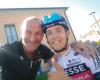 Radfahrer prallt kurz vor der Ziellinie des Giro di Romagna gegen ein stehengebliebenes Motorrad – Karriere für Francesco Galimberti gefährdet. Centauro mit Geldstrafe belegt, Ermittlungen laufen