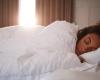 Schlaf, die 10 Regeln für guten Schlaf: von einem leichten Abendessen bis zu heißen Bädern (die man vermeiden sollte)