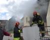 San Fior, zwei Brände: der schwerste in der Via Europa um 11.40 Uhr. Ein älterer Mann wurde wegen einer Vergiftung ins Krankenhaus eingeliefert