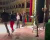 In Lecce singen begeisterte Studenten des Theaters die Melodie des Tito Schipa gewidmeten Musicals