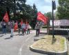 „Verschiebungen sind zu schwer“, protestiert er vor dem 3SG-Camelot in Gallarate