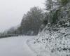 Unerwarteter Schneefall im April bedeckt Polino di Terni, Straßen sind frei