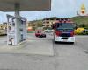Explosion an einer Tankstelle in Crotone, zwei Verletzte. Der Rettungshubschrauber greift ein