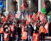 CGIL auf dem Platz in Bergamo, um Unterschriften für das Referendum über Arbeit zu sammeln