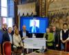 Von „Cuneo Illuminata“ ein Scheck über zweitausend Euro für den von der Überschwemmung betroffenen Kindergarten