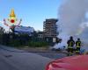 Brand auf einer illegalen Mülldeponie in Salerno: Feuerwehrleute greifen im Morgengrauen ein