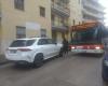 Benevento: Ein mitten auf der Straße gegen den Verkehr geparkter SUV bringt den Verkehr ins Trudeln