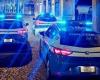 Schlägt das Schaufenster eines Ladens ein und flüchtet mit der Registrierkasse: von der Staatspolizei festgenommen – Polizeipräsidium Modena