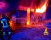 Bronte, Feuer im Haus: Die Garage brennt mit Arbeitsfahrzeugen und Lieferwagen