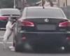 Das herzzerreißende Video und das Happy End, in dem der Hund das Auto der Person jagt, die es auf der Straße zurückgelassen hat
