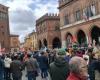 Cremona 25. April 2024 in der Prozession und auf dem Platz viele demokratische und antifaschistische Bürger