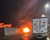 Großbrand im nördlichen Industriegebiet von Fasano, Fahrzeuge eines Fischereiunternehmens in Brand gesteckt