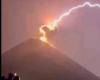 Blitz schlägt in den Vulkan Fuego in Guatemala ein: Video der spektakulären Explosion