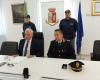 Polizeikommissar La Rosa zieht nach Trapani, um sich bei einem Treffen mit der Presse zu verabschieden