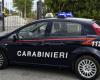 Er bleibt im Altkleidercontainer in Canonica d’Adda bei Bergamo stecken, ein Mann, der erstickt