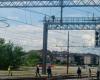 Mann klettert auf einen Mast im Bahnhof Busto Arsizio und blockiert den Zugverkehr