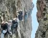 Aufgrund der Warteschlange an der Felswand balancierend, stundenlange Angst für Dutzende Touristen
