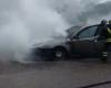 Auto brennt auf der Sp 44 in der Gegend von Sassari: Feuerwehrleute im Einsatz | Nachricht