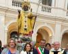 Bari, die Statue von San Nicola in der Handelskammer: „Bringt Frieden“