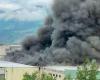 Alpitronic brennt in Bozen: Rauch über der Stadt, Luftraum gesperrt, Schulen evakuiert