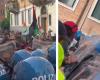 G7 in Venedig, Antagonisten auf dem Platz mit Helmen und Hüten. Zusammenstöße mit der Polizei