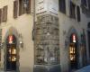 Der Vermieter in Florenz verunstaltet die Säule aus der Dante-Ära, indem er eine Metallbox darauf anbringt